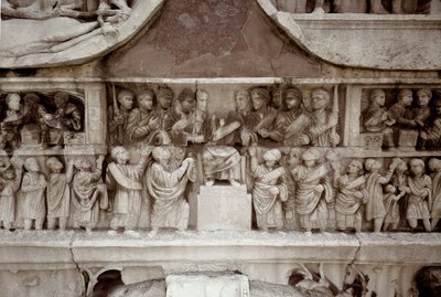 Arte Romana: bassorilievo in marmo che rappresenta la distribuzione di sussidi al popolo nel foro di Cesare. 312-315 d.C. Arco di Costantino, Roma da Roman