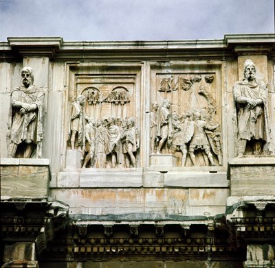 Arte romana: basso rilievo in marmo che rappresenta la distribuzione di sussidi al popolo (sinistra) e la resa di un capo barbaro (destra). 312-315 d.C. Arco di Costantino, Roma da Roman
