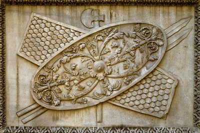 Arte romana: bassorilievo che decora uno scudo e armi dal Tempio del Divino Adriano da Roman