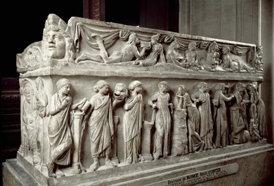 Arte romana: sarcofago in marmo decorato con bassorilievi raffiguranti le Muse e una scena di banchetto. Da Ostia. 120-130 d.C. da Roman