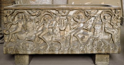 Arte romana: sarcofago decorato con bassorilievi che rappresentano un corteo di menadi, centauri che danzano e suonano musica da Roman