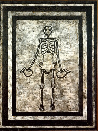 Arte romana: scheletro che tiene due brocche. Mosaico del I secolo. Napoli, Museo Archeologico Nazionale da Roman