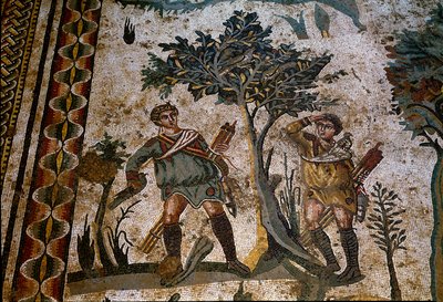 Arte romana: due cacciatori di uccelli sotto un albero. Dettaglio di mosaico della "Piccola caccia" 315-350 d.C. Piazza Armerina, Villa Romana del Casale da Roman