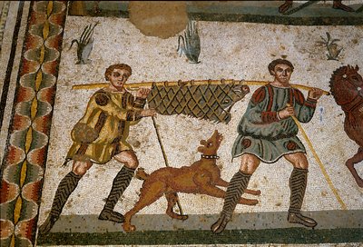 Arte romana: due schiavi trasportano un cinghiale. Dettaglio del mosaico di "La piccola caccia" da Roman