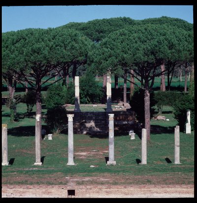 Arte romana: vista delle rovine del Tempio di Cerere, sito archeologico di Ostia da Roman