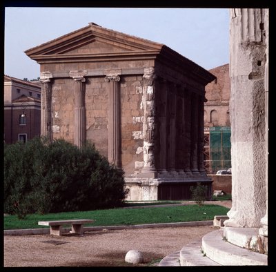 Arte romana: veduta delle rovine del Tempio di Portuno (tempio della fortuna virile), sito archeologico del Foro Boario, 70-80 d.C., Roma, Italia da Roman