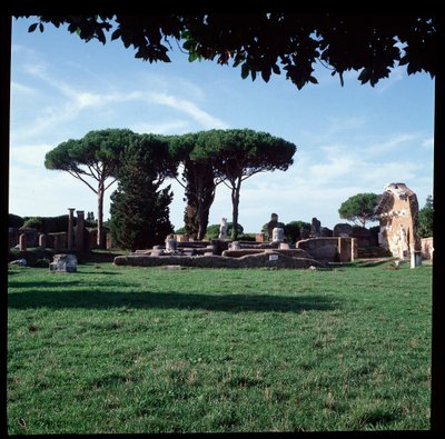 Arte romana: vista delle rovine del Tempio di Roma e Augusto, sito archeologico di Ostia da Roman