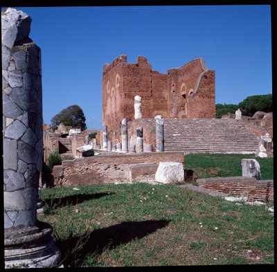 Arte romana: vista delle rovine del Campidoglio, sito archeologico di Ostia da Roman
