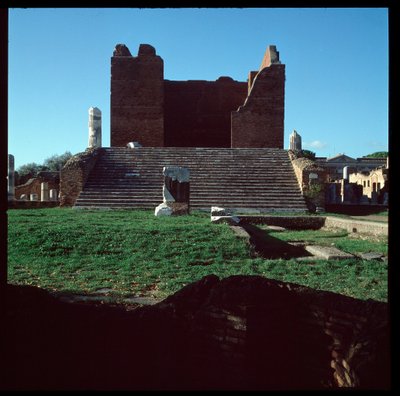 Arte romana: vista delle rovine del Campidoglio, sito archeologico di Ostia da Roman