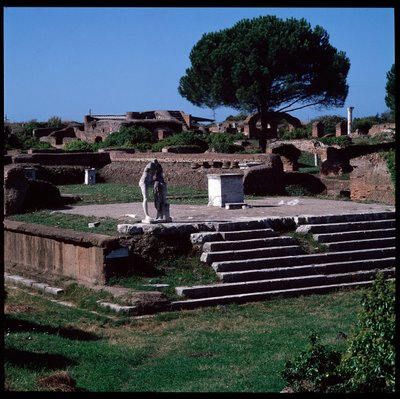 Arte romana: vista delle rovine del tempio di Ercole e statua di Gaio Cartilio Popplicola, cittadino di Ostia da Roman