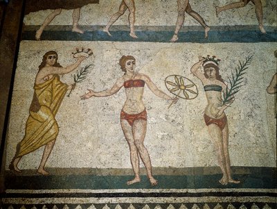 Arte romana: giovani romani impegnati in esercizi fisici. Indossano un perizoma intorno ai reni e uno strophium (antenato del reggiseno) sul petto. I rami di palma che tengono sono simboli di vittoria. (dettaglio) da Roman
