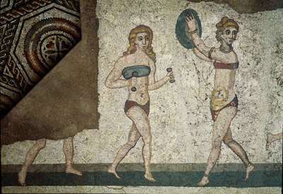 Arte romana: giovani romani impegnati in esercizi fisici. Indossano un perizoma intorno ai reni e uno strophium (antenato del reggiseno) sul petto. Dettaglio di mosaico 315-350 d.C. Piazza Armerina, Villa Romana del Casale da Roman