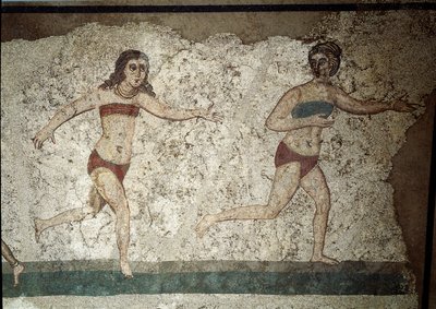 Arte romana: giovani romani impegnati in esercizi fisici. Indossano un perizoma intorno ai reni e uno strophium (antenato del reggiseno) sul petto. Dettaglio di mosaico 315-350 d.C. Piazza Armerina, Villa Romana del Casale da Roman