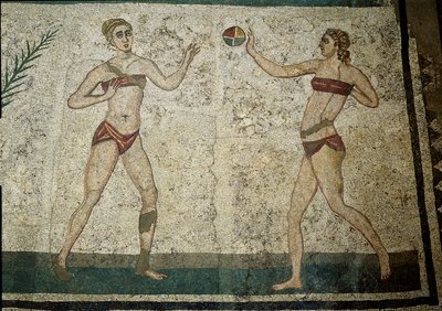 Arte romana: giovani donne che giocano a palla. Giovani romani impegnati in esercizi fisici. Indossano un perizoma intorno ai reni e uno strophium da Roman