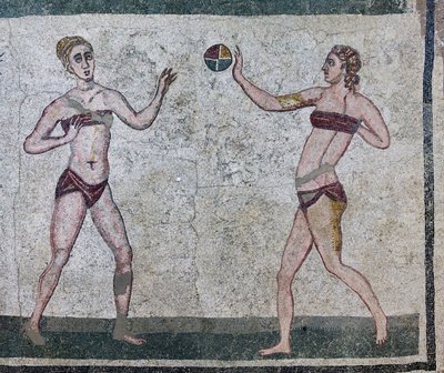 Stanza delle Ragazze che rappresenta atlete impegnate in una competizione atletica indossando un costume a due pezzi da Roman