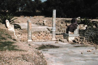Rovine di una strada con due statue da Roman