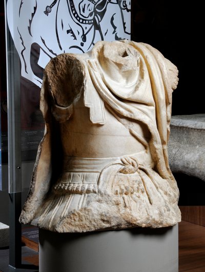 Torso scolpito di un cavaliere ritenuto una copia di una statua originale in bronzo di Alessandro Magno, c.75-25 a.C. da Roman