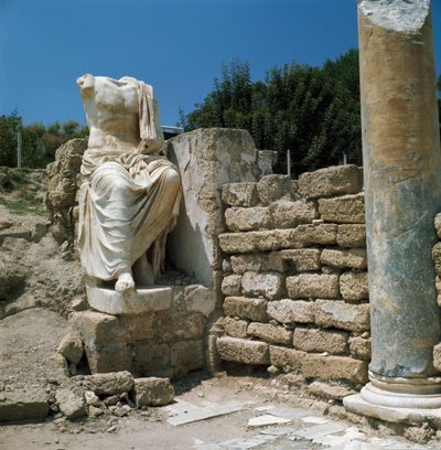 Statua e resti archeologici da Roman