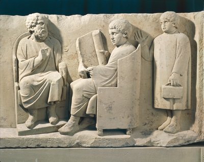 Monumento funebre in pietra con rilievo che rappresenta la scuola di Neumagen con insegnante e alunni, circa 180 da Roman