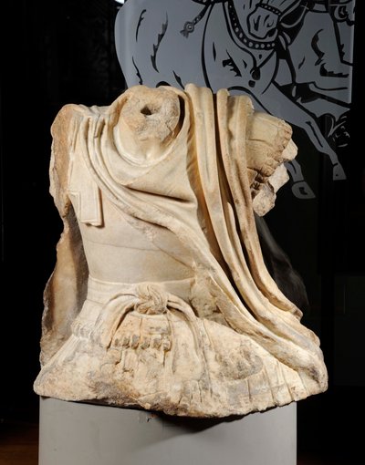 Torso di Lucio Licinio Murena ispirato ad Alessandro a cavallo del gruppo bronzeo di Lisippo dedicato a Dion, 67 d.C. da Roman