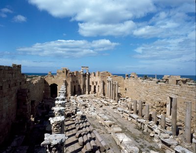 Veduta della Basilica, costruita come tribunale, III secolo da Roman