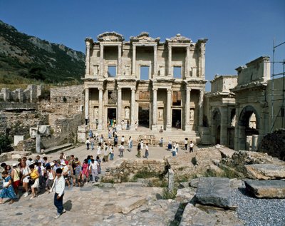 Veduta della biblioteca di Celso, costruita nel 117 (dettaglio del fregio) da Roman
