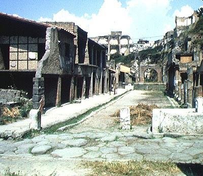 Veduta del Decumano Massimo (Strada Principale) da Roman