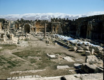 Vista del Grande Cortile del complesso templare di Eliopoli, II secolo da Roman