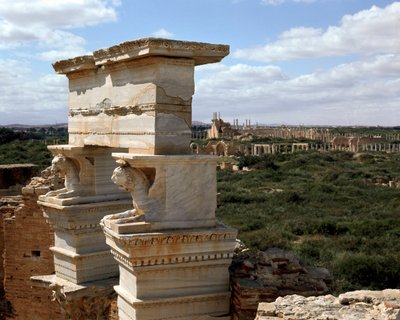 Veduta delle colonne della basilica, II secolo d.C. da Roman