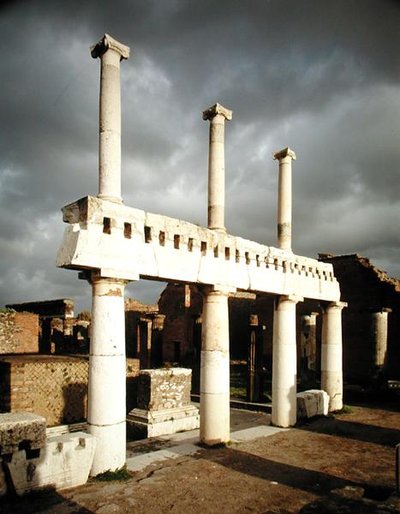 Veduta del portico del Foro da Roman