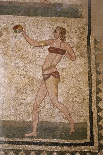 Donna che gioca a palla. Giovani romani impegnati in esercizi fisici. Indossano un perizoma intorno ai reni e uno strophium (antenato del reggiseno) sul petto. Un perizoma intorno ai reni. Mosaico romano del III-IV secolo della Villa del Casale, Piazza Arm da Roman