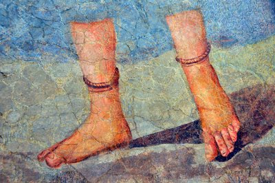 Gambe di donna con cavigliere, fine II - inizio III secolo da Roman