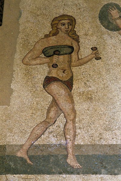 Giovani romani impegnati in esercizi fisici. Indossano un perizoma intorno ai reni e uno strophium (antenato del reggiseno) sul petto. Un pane intorno ai reni. Mosaico romano del III - IV secolo della Villa del Casale, Piazza Armerina (Sicilia) da Roman