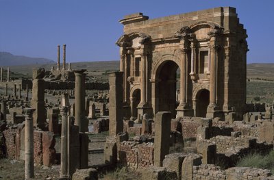 Arco di Traiano e tempio Capitolino (52-117 d.C.), c.100 d.C., Alto Periodo Imperiale (27 a.C.-395 d.C.) da Roman Imperial Period