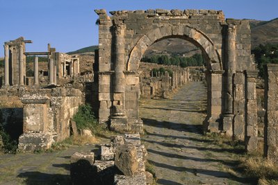 Carta, arco e tempio di Venere (a sinistra), Alto Periodo Imperiale (27 a.C.-395 d.C.) da Roman Imperial Period