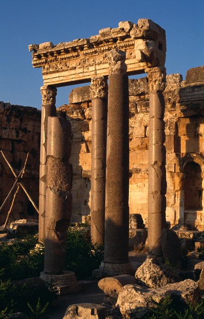 Santuario di Giove Eliopolitano, portico nel cortile, Alto Periodo Imperiale da Roman Imperial Period