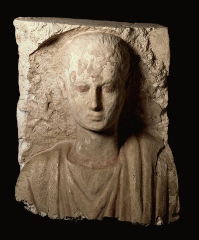 Frammento di un monumento scolpito con il busto superiore di un ragazzo, Periodo Copto, c.300 d.C. da Roman Period Egyptian