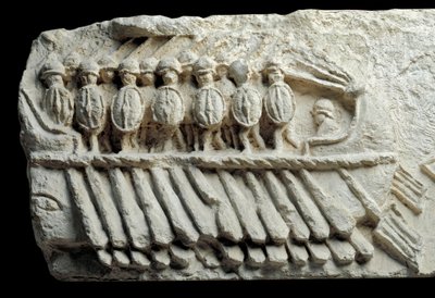 Bireme che trasporta soldati armati (bassorilievo) da Roman Roman