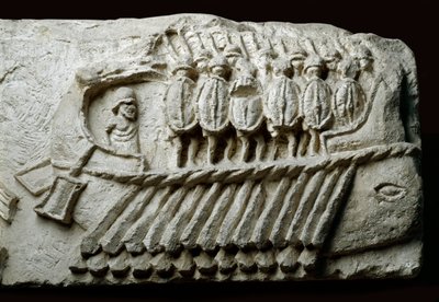 Calco di una bireme da guerra romana che trasporta soldati armati (rilievo su roccia) da Roman Roman