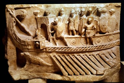 Basso rilievo romano che raffigura una bireme. Si può vedere un coccodrillo sotto la prua. Vaticano, città del Vaticano, monumenti, musei e gallerie pontificie. da Roman Roman
