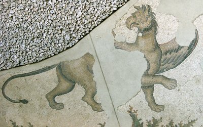 Mosaico raffigurante un Grifone Leone, Arasta Bazaar, Moschea di Sultan Ahmet, Istanbul da Roman Roman