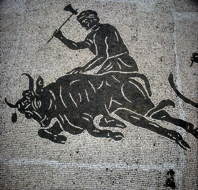 Mosaico raffigurante una scena di macellazione di un toro trovato a Ostia (vicino a Roma). Attualmente conservato nell