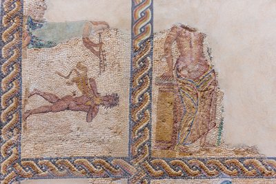 Mosaici parzialmente danneggiati in mostra da Roman Roman