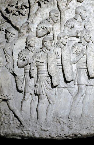 Arte romana: legionari romani pronti per la battaglia. Stampo del 1862 che riproduce i bassorilievi della colonna di Traiano a Roma costruita durante il regno dell