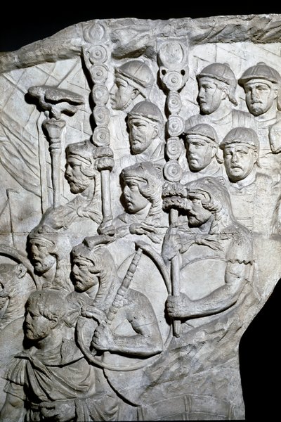 Arte romana: guerrieri che portano il Vessillo (stendardi romani). Stampo del 1862 che riproduce i bassorilievi della colonna di Traiano (Colonna Traiana) a Roma costruita durante il regno dell