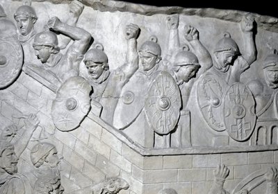 Arte romana: soldati romani in difesa di una roccaforte. Calco del 1862 che riproduce i bassorilievi della Colonna Traiana a Roma da Roman Roman