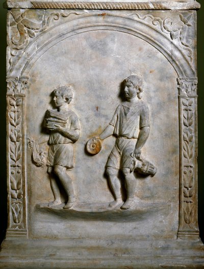 Arte romana: altare funerario raffigurante due servi che portano oggetti per il sacrificio (bassorilievo) da Roman Roman
