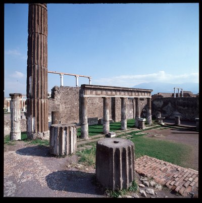 Arte romana: veduta del tempio di Apollo nel sito archeologico di Pompei (IV secolo a.C.-II secolo a.C.) Italia da Roman Roman