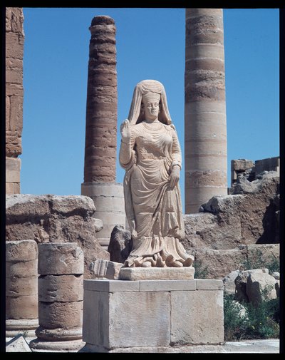 Rovine con una statua di Abu Bint Damion (I secolo d.C.) da Roman Roman