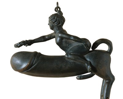 Sasamon Phallus. 1° sec. Animale con petto, gambe e coda a forma di glande, montato da una donna con corona d